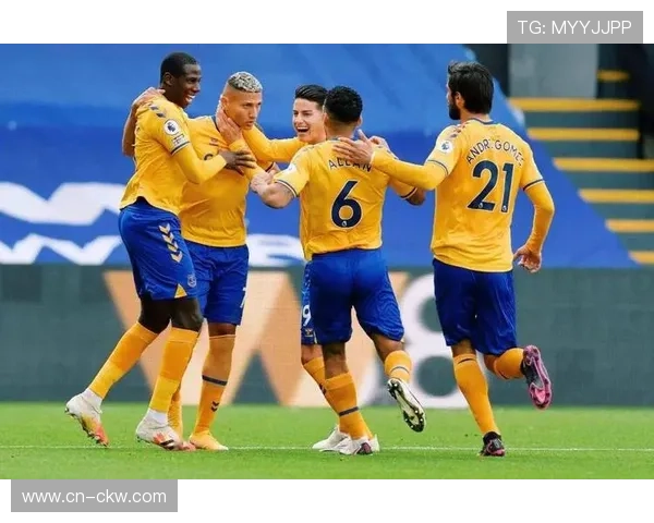 终场哨响，抗癌成功的托皮奇与队友拥抱庆祝